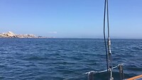 Tussen rotsen door varen