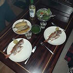 Mojo verde met banaan en vis