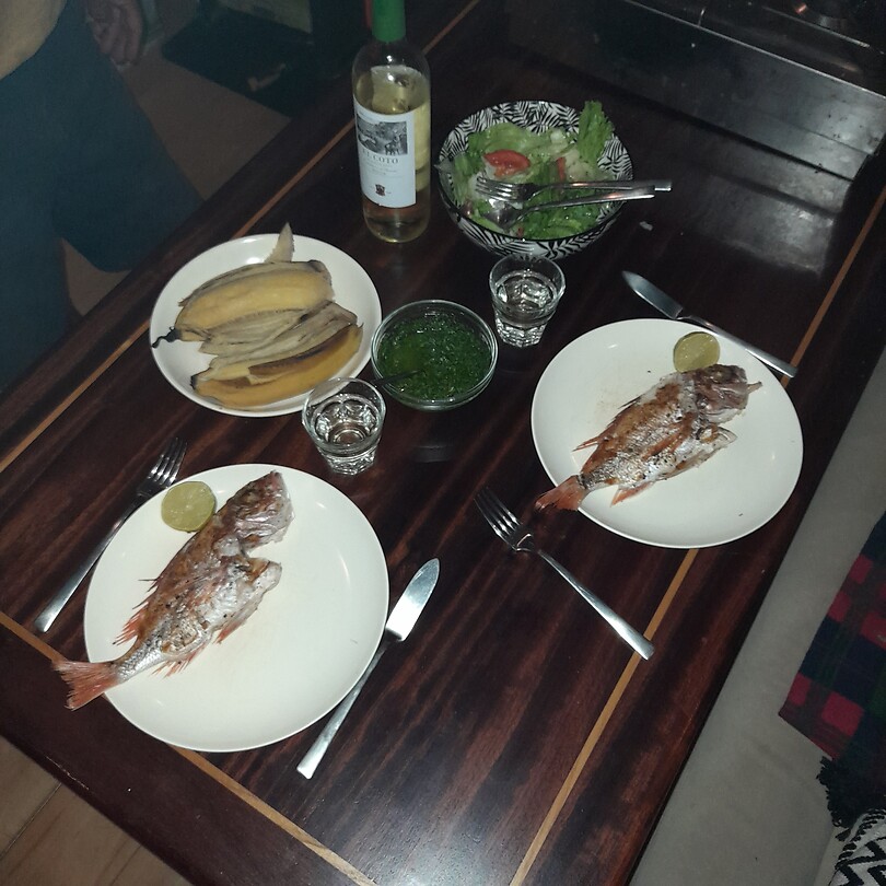 Mojo verde met banaan en vis