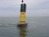 Zware stroming rond boei