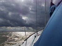 Donkere wolken boven de Elbe