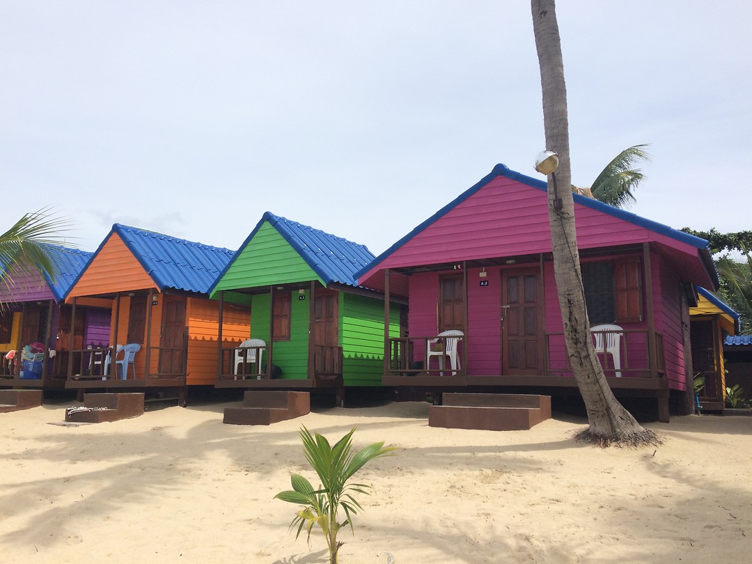 Onze roze hut aan het strand met uitzicht op zee, Koh Samui Foto