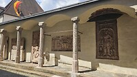 Grafstenen in een wand gemetseld