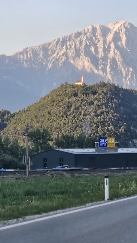 Bij dit kerkje hebben wij nog gelopen, vooral die berg waar de zon op schijnt vind ik mooi