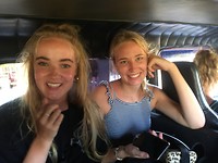 Myrthe en Annemiek in de bus