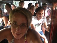 Een overvol minibusje