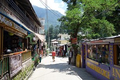 Manali (links onze favoriete koffietent)