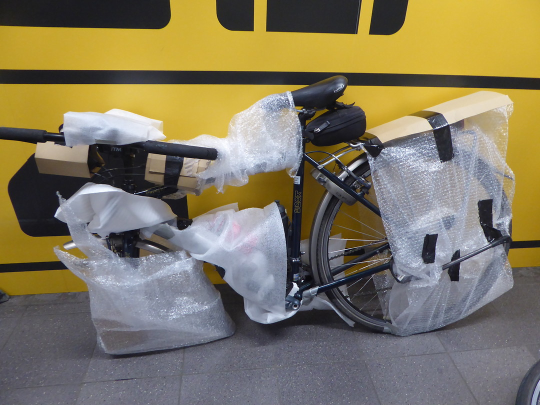 De ingepakte fiets uit de doos