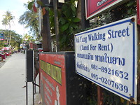 Op het einde op je rechterkant van deze wandelstraat is het restaurant van de lekkere Currysoep