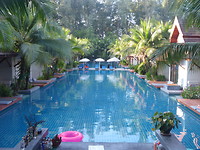 Zwembad van het resort “l’esprit De Naiyang”