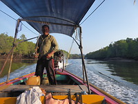 De bekwame stuurman van de longtailboat
