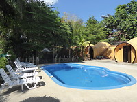 Pool met de iglo’s rondom