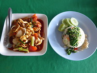 At “York Yor restaurant”,lekkere kippenschotel met noten,fried Rice en groenten