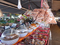 Op de markt zelf,waar katten rondlopen om hapjes te versieren