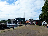 De overhaal, rechts Annick op het bankje