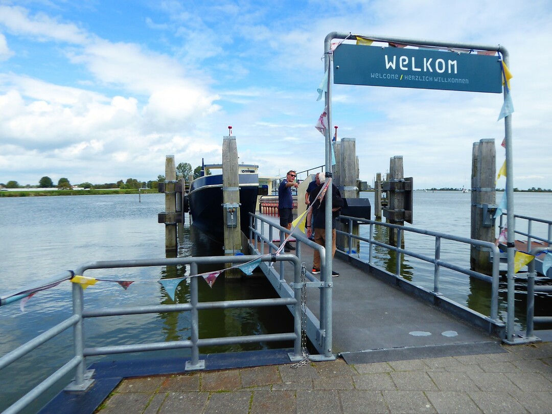 met de boot naar het openluchtmuseum