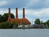 Aankomst veerboot in zicht, gelegen aan de immense kalkovens