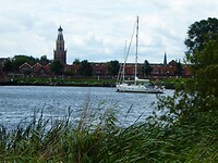 zicht op Enkhuizen vanaf de oever van het buitenmuseum