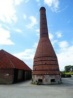 een van de immense kalkovens in vergelijking met Annick