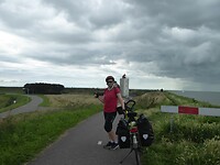 poseren met op de achtergrond "Vuurtoren De Ven"