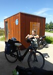 aan de overdekte busstop met wc hok