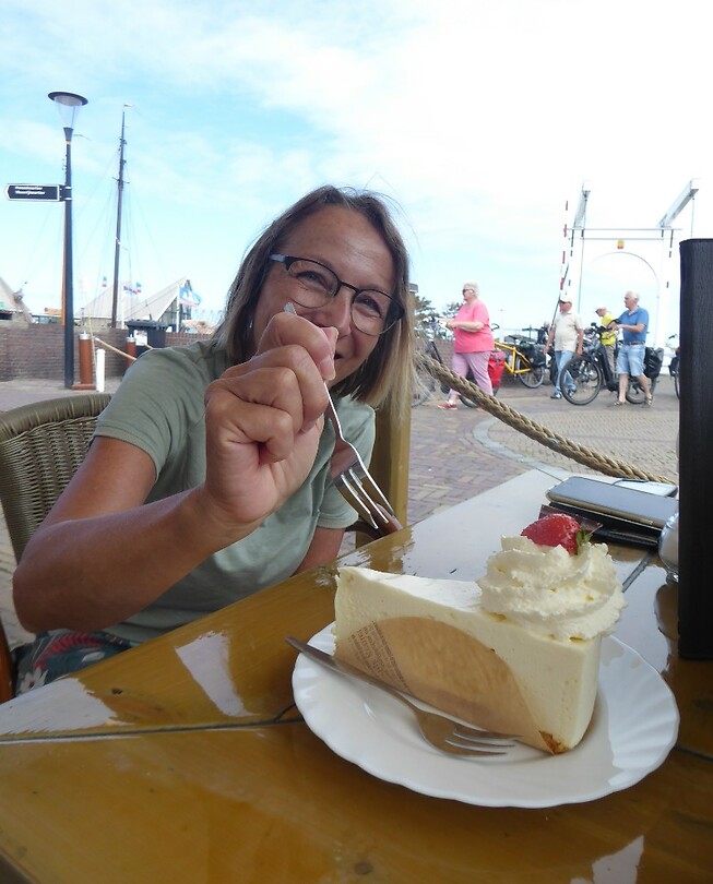Annick geniet van haar taart