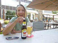 verfrissing op het terras van het hotel Saaze in Kraggenburg