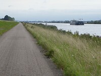 langs het water fietsen,zalig