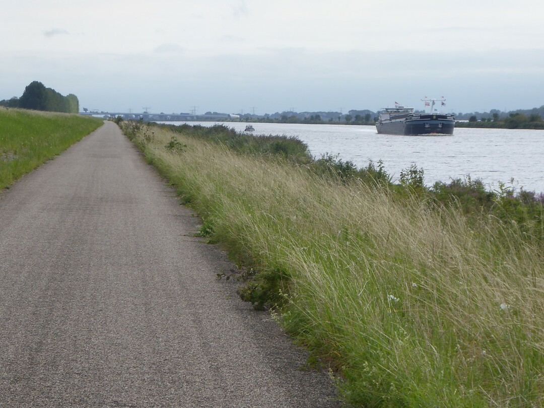 langs het water fietsen,zalig
