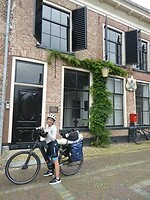 poseren voor het voormalige post-telegraafgebouw