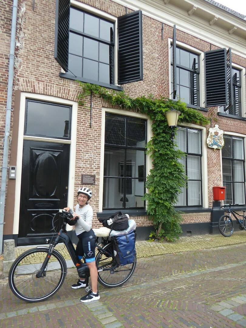 poseren voor het voormalige post-telegraafgebouw