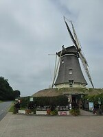 molen "De duif" die dienst doet als buurtwinkel