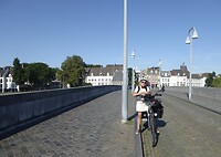Over de Maas via een brug
