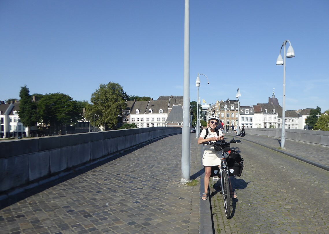 Over de Maas via een brug