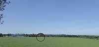 Kleine vrouw in immens landschap