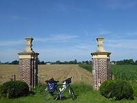 Rechtegenover Kasteel Geulle deze poort