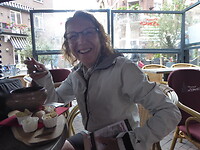 Annick op het terras van “De Sjnats”