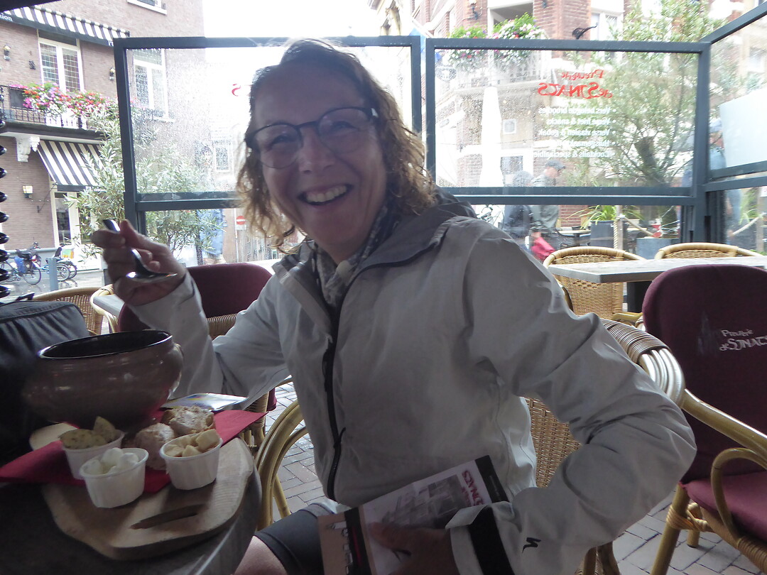 Annick op het terras van “De Sjnats”
