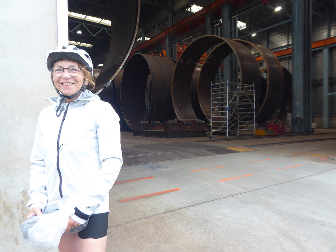 Annick…klein duimpje …in vergelijking met die constructies