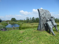 In Teefelen zien we een monument dat  in de volksmond de golf genoemd wordt.