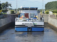 Containerschip bij de schutsluis in Engelen
