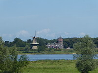 Molen en watertoren Gorinchem in de verte over de Waalrivier