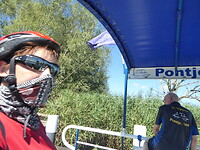 Op het fiets-voetveer pontje steur