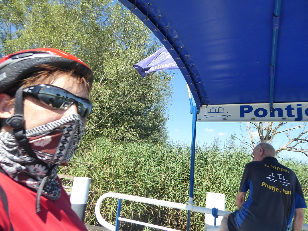 Op het fiets-voetveer pontje steur