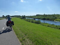 Fietsen op dijken op weg naar de Biesbosch