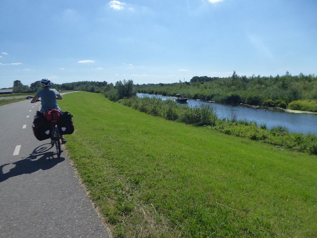 Fietsen op dijken op weg naar de Biesbosch