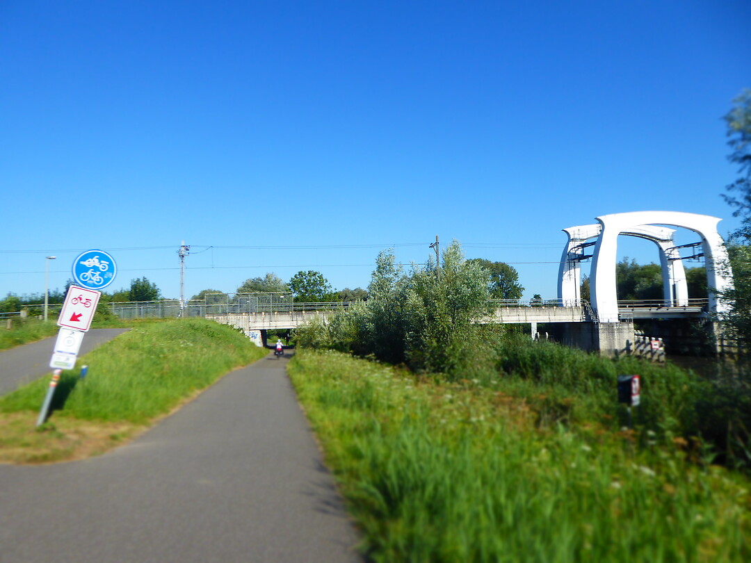 Dordrecht fietsen onder de spoorwegbrug door