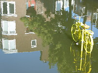 Overal geel gespoten fietsen op het water