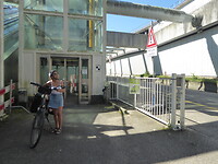 Annick beneden aan de lift
