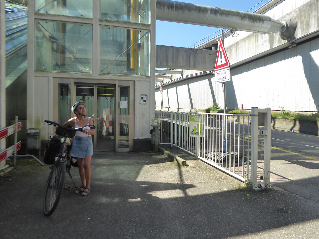 Annick beneden aan de lift